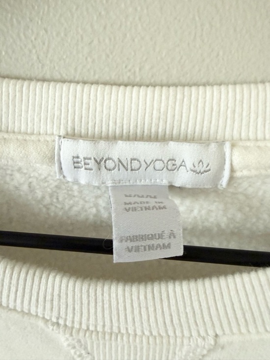 Beyond Yoga LuxeFleece Cropped Crewneck Sweatshirt in Cream Size M - Picture 4 of 6